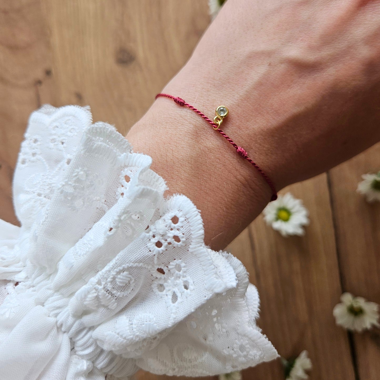 Bransoletka z nici jedwabnej z zawieszką SEVEN KNOTS bordowa