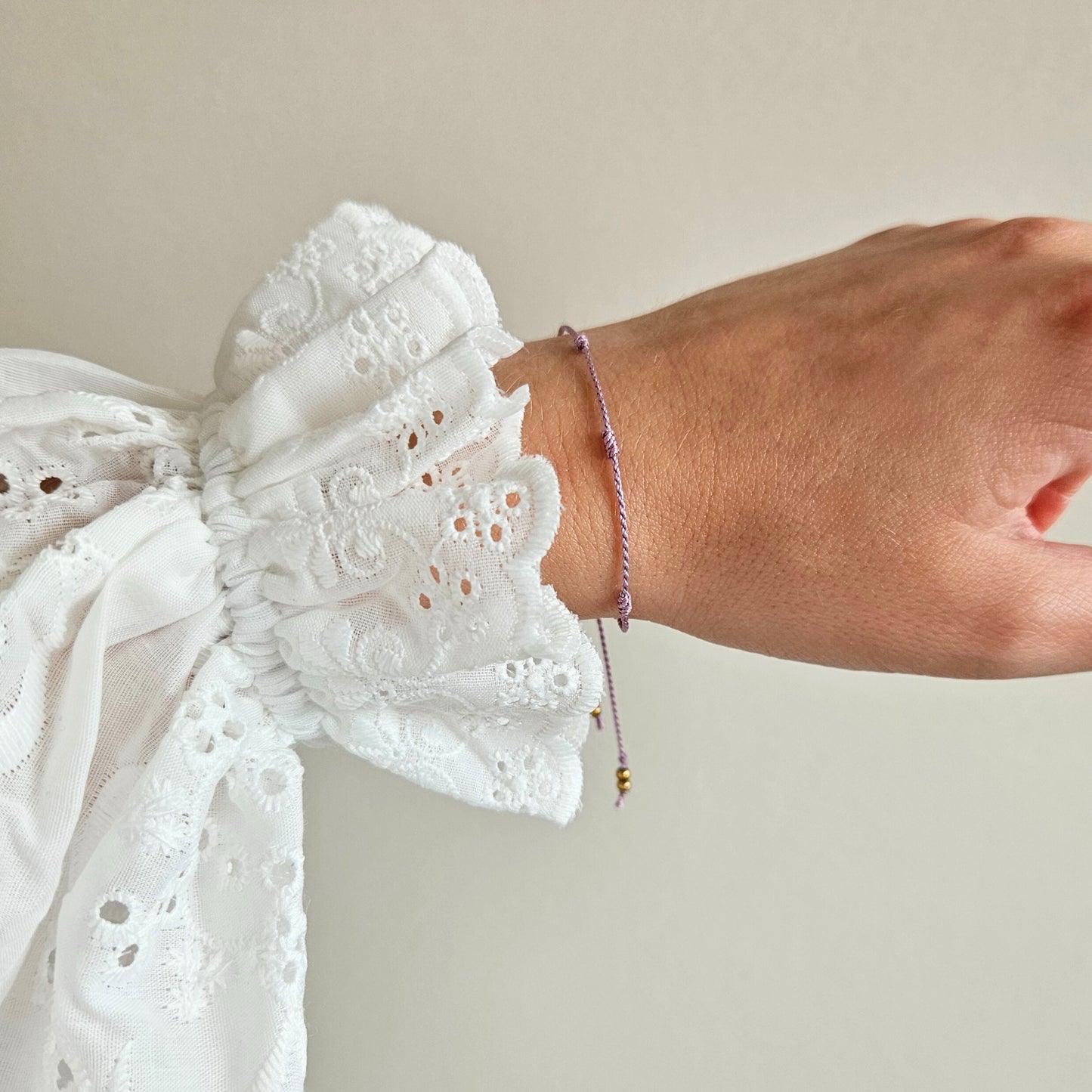Bransoletka z nici jedwabnej z zawieszką SEVEN KNOTS liliowa