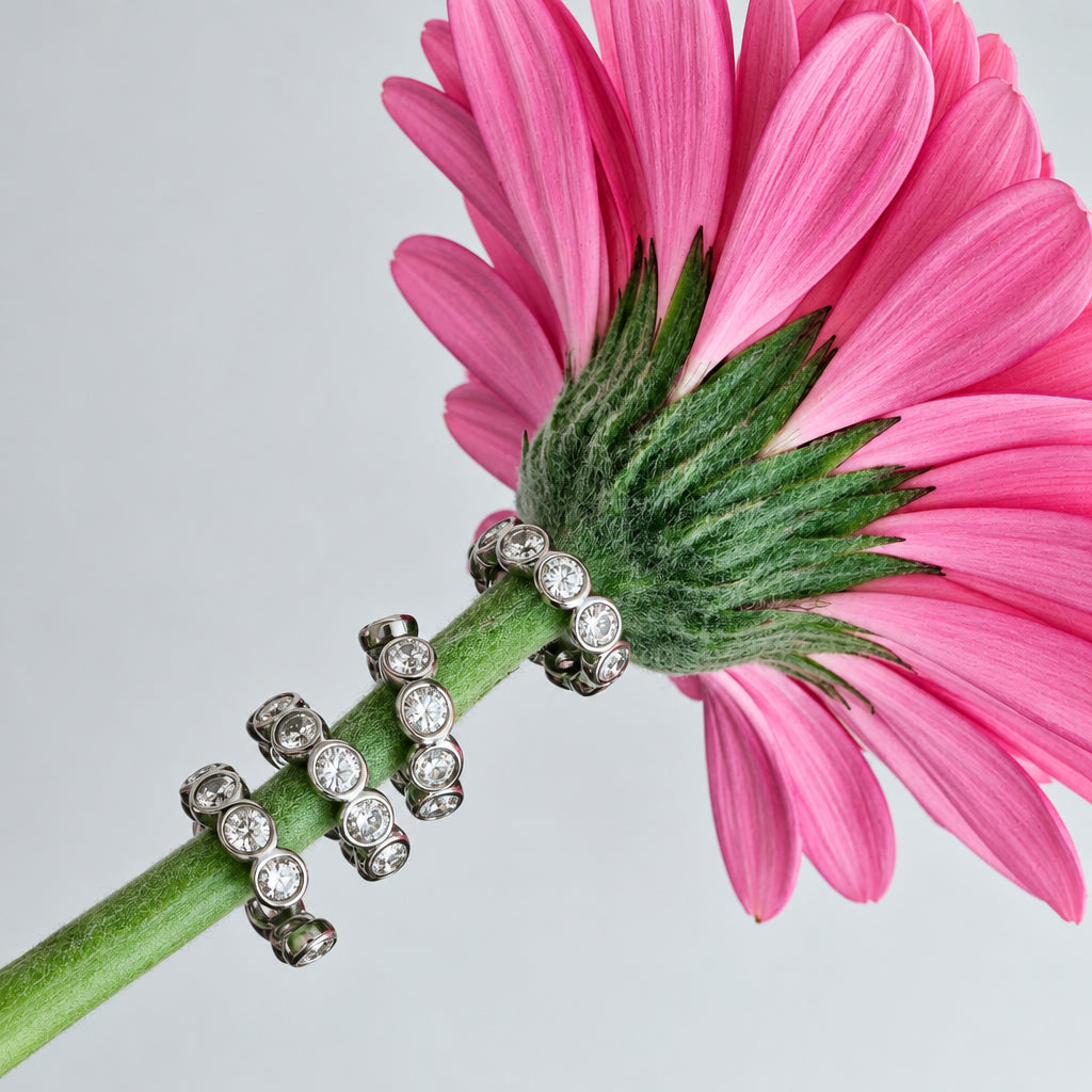 Srebrna nausznica GLOW ozdobiona błyszczącymi cyrkoniami - detal